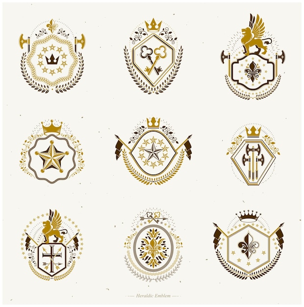 Набор векторных эмблем геральдики старого стиля, винтажные иллюстрации, украшенные аксессуарами монарха, башнями, пятиугольными звездами, оружием и арсеналом. Коллекция Герб.