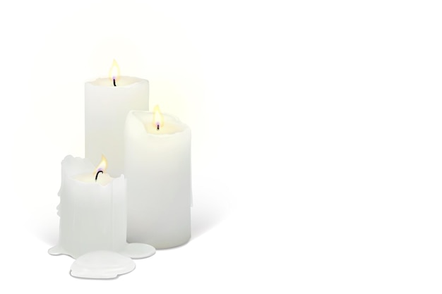 Set di candele accese realistiche su sfondo bianco