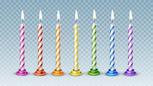 Set di sette candele colorate realistiche di vettore con fiamma ardente per torta di compleanno isolato su sfondo trasparente