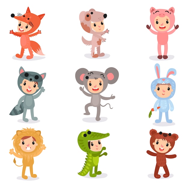 Set stripfiguren van kleine kinderen in dierenkostuums vos, puppy, varken, wasbeer, muis, konijn, leeuw, krokodil en beer. geïsoleerde plat ontwerp