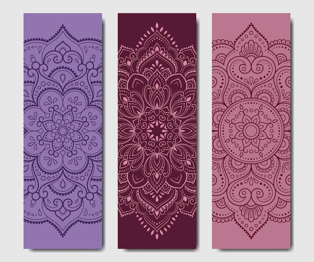 Vector set van ontwerp yoga matten bloem en mandala patroon in oosterse stijl voor decoratie sportapparatuur kleurrijke etnische indiase ornamenten voor spirituele sereniteit decor van visitekaartje poster afdruk