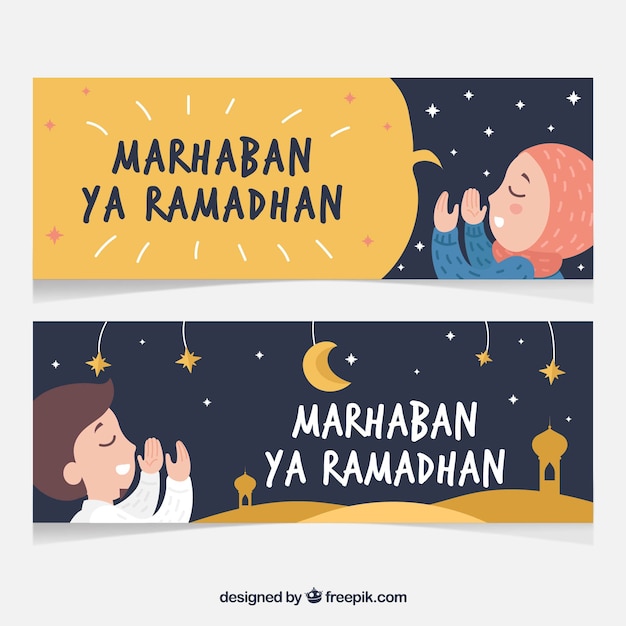 Set van ramadan banners met mensen bidden