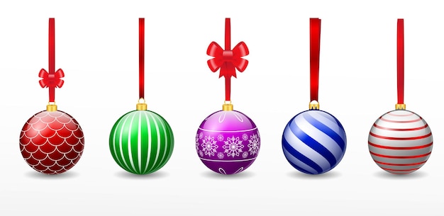 Set van realistische rode kerstbal die geïsoleerd of verschillende kleuren kerstbal decoratief hangt