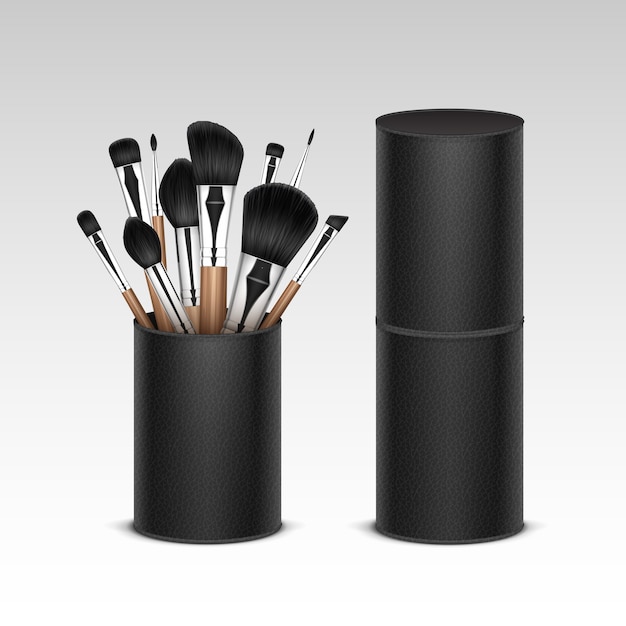 Set van zwarte schone professionele make-up concealer poeder blush oogschaduw wenkbrauwborstels met houten handgrepen in zwart lederen buis geïsoleerd op witte achtergrond