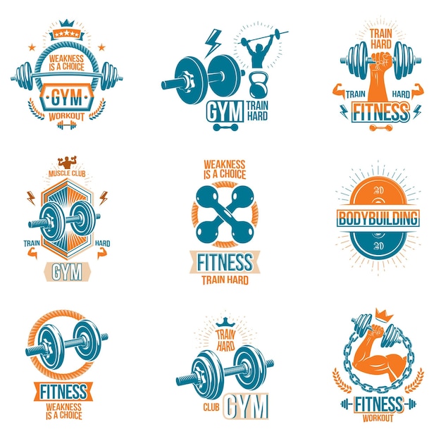 Set vector cross fit en fitness thema emblemen en motiverende posters gemaakt met halters, halters, waterkoker bells sportuitrusting en gespierde atleet lichaam silhouetten.