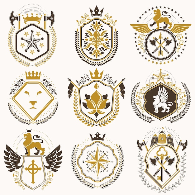 Набор векторных ретро-винтажных знаков отличия, созданных с элементами дизайна, такими как средневековые замки, арсенал, дикие животные, императорские короны. Коллекция гербов.
