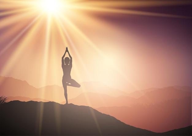 Silhouet van een vrouw in een yoga pose in een zonsonderganglandschap