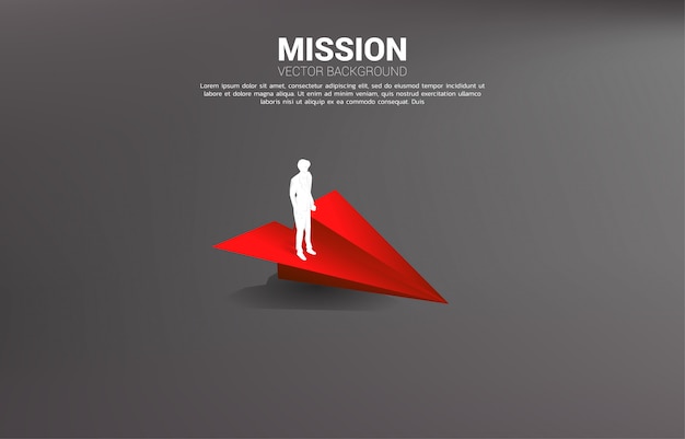 Силуэт бизнесмена, стоя на красный оригами бумажный самолетик. Бизнес-концепция лидерства, начала бизнеса и предпринимателя