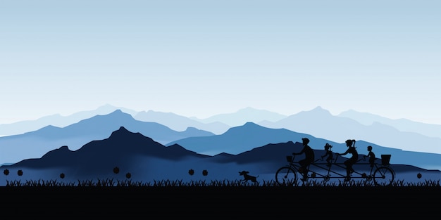 Siluetta della bicicletta in tandem di riciclaggio della famiglia felice con il bello cielo al tramonto.