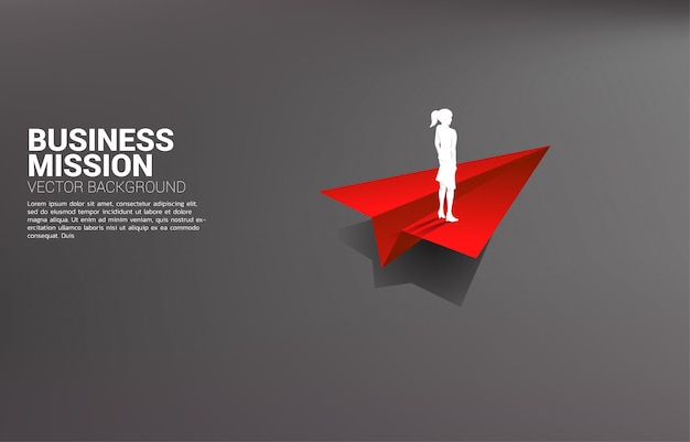 Силуэт бизнесвумен, стоя на красный оригами бумажный самолетик. бизнес-концепция лидерства, начала бизнеса и предпринимателя