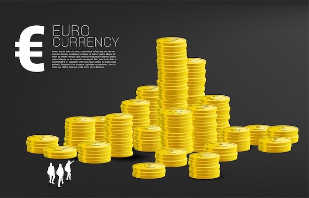 ユーロ通貨コインのスタックの一番上を見上げているチームのシルエット