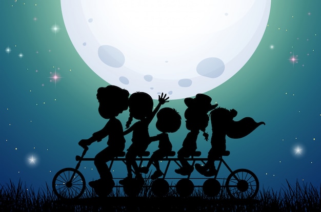 Silhouette persone andare in bicicletta di notte