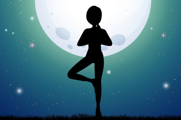 Donna della siluetta che fa yoga sulla notte del fullmoon