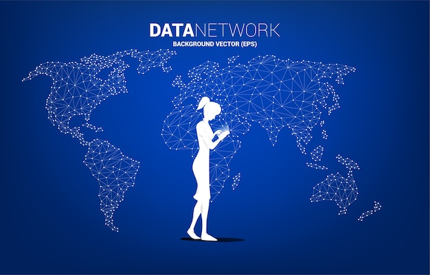 Sagoma di donna utilizza il telefono cellulare con sfondo poligono mappa del mondo. concetto per il lavoro a distanza da casa e tecnologia.