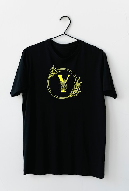シンプルな黒いTシャツのデザイン