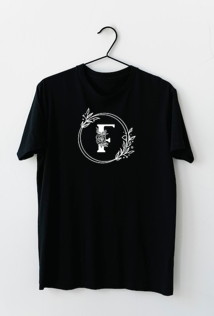 シンプルな黒いTシャツのデザイン