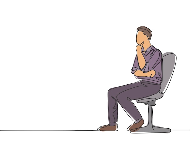 Vettore disegno a linea continua singolo giovane fondatore di startup maschio seduto sulla sedia da ufficio e strategia di messa a fuoco