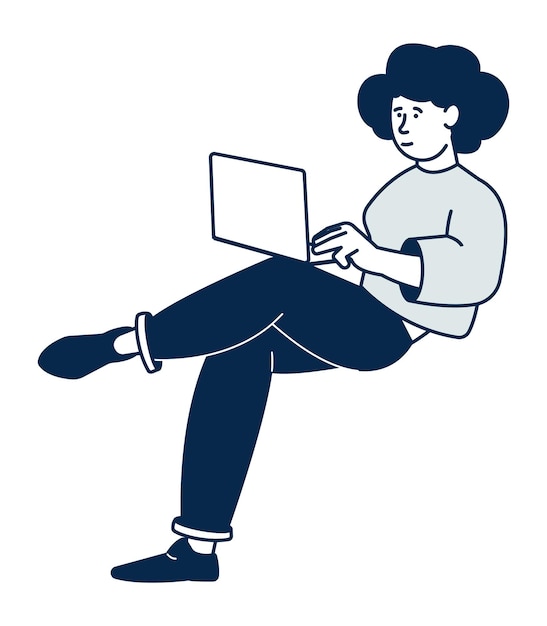 Сидящая женщина, держащая ноутбук на коленях. Девушка смотрит канал в социальных сетях
