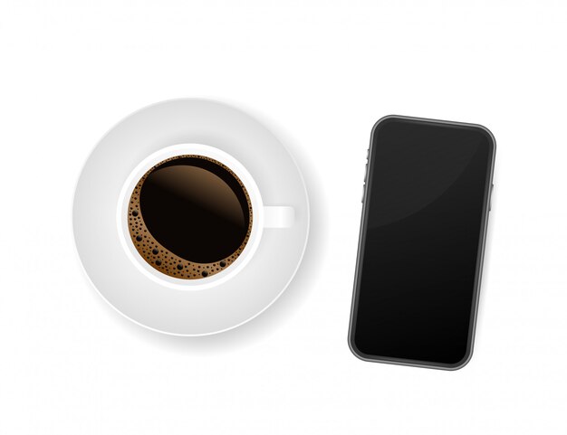 濃いコーヒーのカップを持つスマートフォン