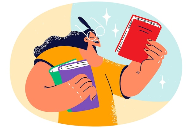 Улыбающаяся девушка в очках с книгами