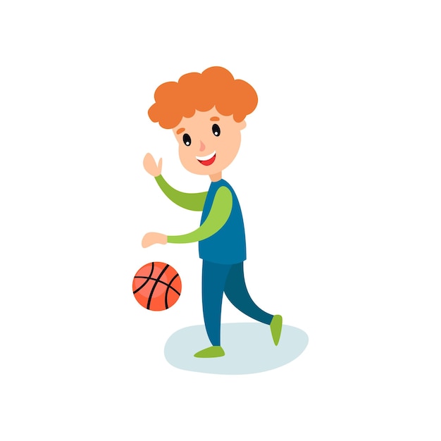 Personaggio sorridente del ragazzino che gioca a basket, illustrazione di vettore del fumetto di attività fisica dei bambini isolata su una priorità bassa bianca