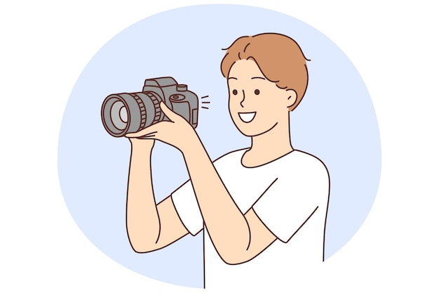 カメラを持って笑顔の男が写真を撮っている