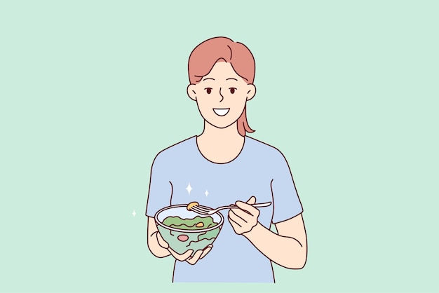 Donna sorridente che mangia insalata di verdure sana
