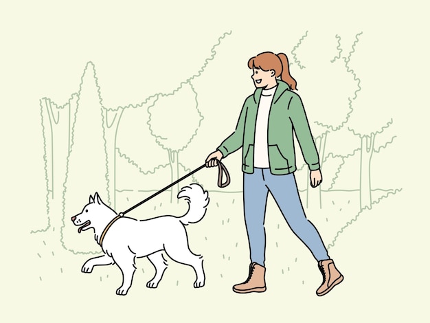 Улыбающаяся женщина гуляет с собакой в парке