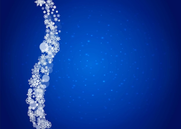 きらめきと青い背景に落ちる雪片。クリスマスと新年の水平テーマ。バナー、ギフトカード、パーティの招待状、褒め言葉、特別なビジネスオファーのための凍るような雪片