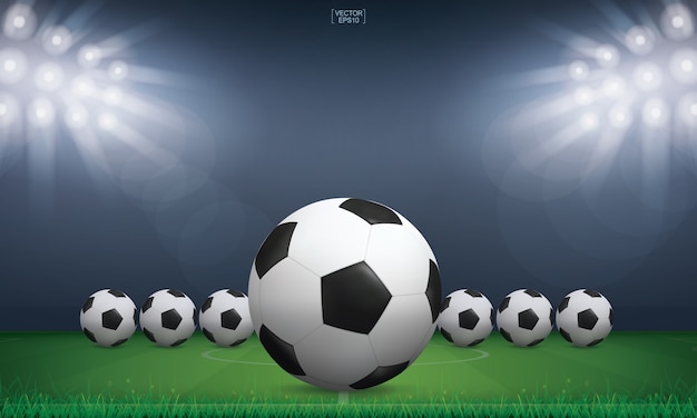 Футбольный мяч и зеленая трава на футбольном поле стадиона