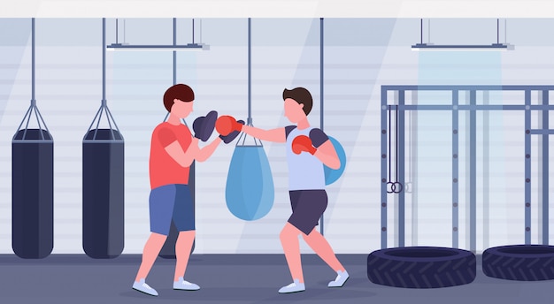 スポーツマンボクサーの戦いクラブインテリア健康的なライフスタイルコンセプトフラット水平を行使赤い手袋で男性トレーナー男性ファイターとボクシングの練習を練習