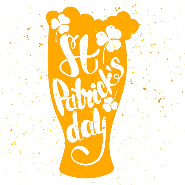 St. Patrick's Day-groet. St. Patrick's Day belettering. Vector illustratie. Mok bier. klaver