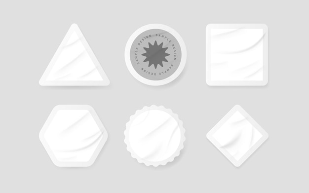 Stickers mockup Set van realistische witte etiketten van verschillende vormen met verfrommelde rimpels Lege kleverige geometrische patches voor tags of labels Vector illustratie