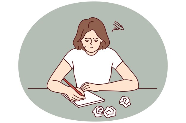 Стрессовая девушка, сидящая за столом с скрученными бумагами, пишет эссе для поступления в колледж.