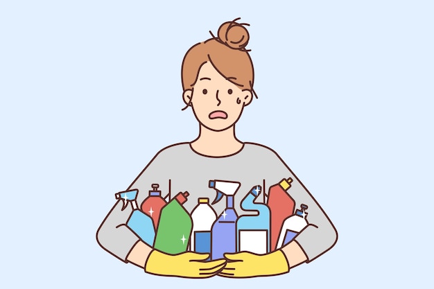 Стрессовая женщина с бутылками с моющим средством
