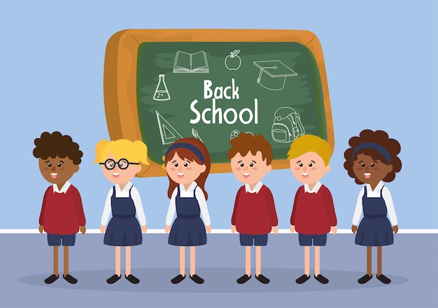 Studentenjongens en -meisjes met uniform en schoolbord