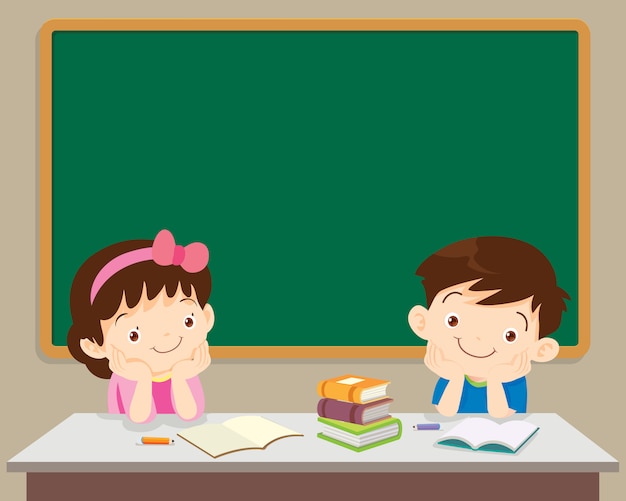 学生の男の子と女の子が黒板の前に座っています。