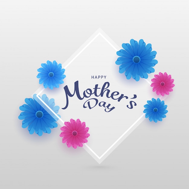 Стильный текст Happy Mother's Day украшен розовыми и синими цветами на белом фоне.