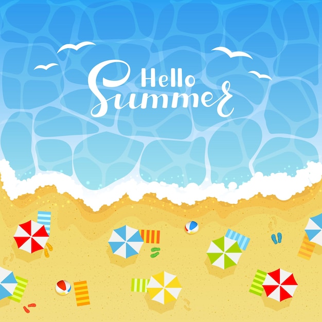 Летний фон с надписью Hello Summer на океане или море Песчаный пляж с цветными пляжными мячами, зонтиками, полотенцами и шлепанцами с иллюстрацией следов