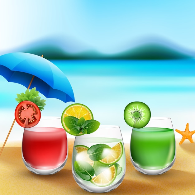 Летние напитки в песке на фоне размытого пляжа