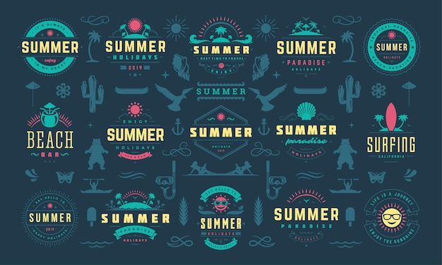 Il design di etichette e distintivi per le vacanze estive imposta la tipografia retrò per poster e t-shirt. icone del sole, vacanza al mare e isola tropicale con elementi di palme.