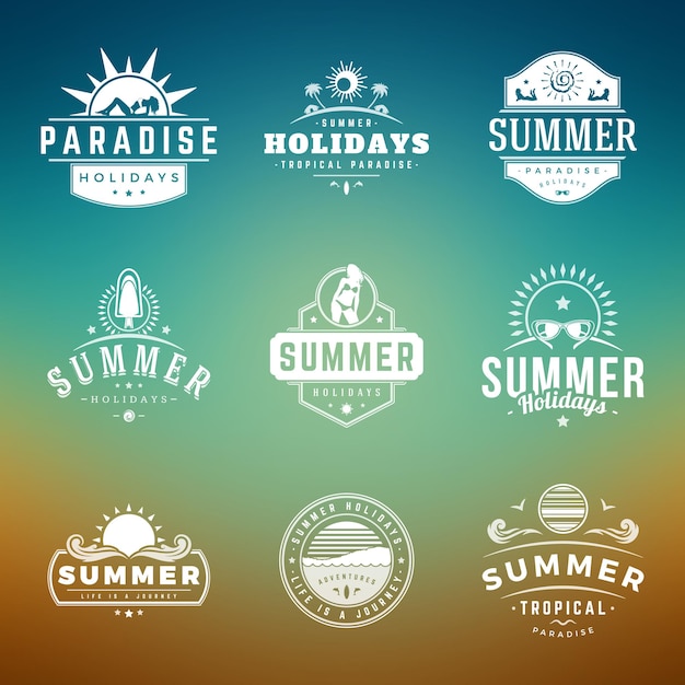 벡터 여름 휴가 레이블 또는 배지 복고풍 타이포그래피 벡터 디자인 템플릿은 포스터 인사말 카드 및 광고에 대한 실루엣과 아이콘을 설정합니다.