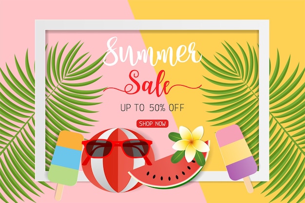 Banner di concetto di vendita estiva per la promozione dello sconto sandali colorati foglie tropicali occhiali da sole gelato spiaggia calcio e fiore plumeria su sfondo colorato