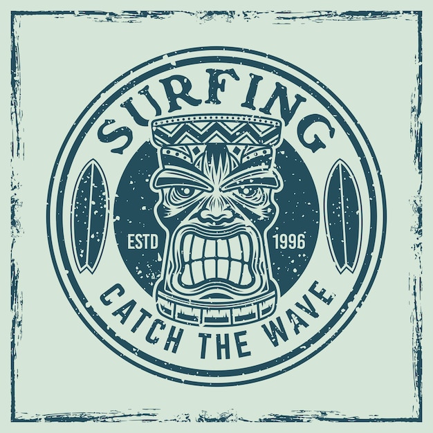 Surfing vector embleem badge label sticker of logo met tiki hoofd en surfplanken Illustratie in gekleurde vintage stijl met verwijderbare grunge texturen