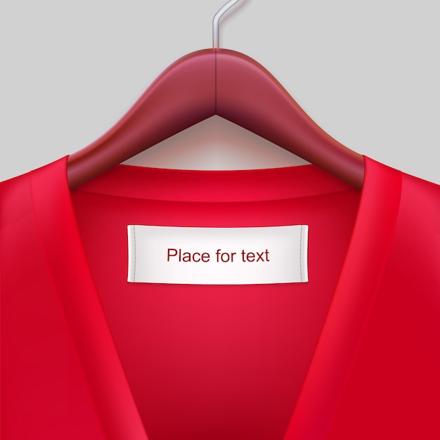 T-shirt met label hangend aan een hanger.