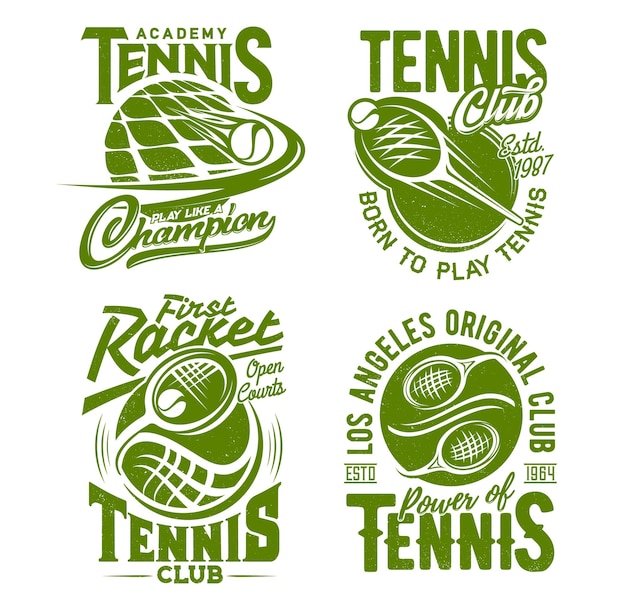 Mockup vettoriali di stampa di t-shirt con racchetta da tennis e palla. modello di abbigliamento personalizzato per giocatore di club sportivo o membro della squadra del torneo di competizione con distintivi verdi grunge di articoli e scritte per lo sport da tennis