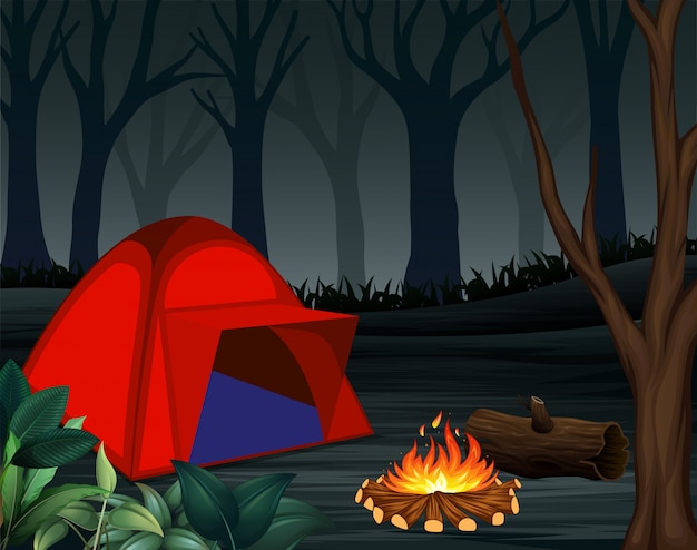 暗い夜の森の背景にたき火のテント
