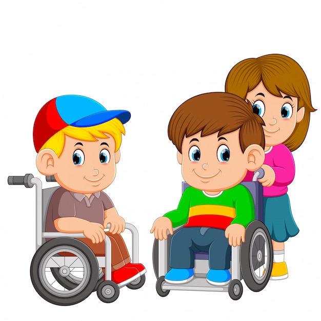 Два мальчика используют инвалидную коляску с девушкой толкать его