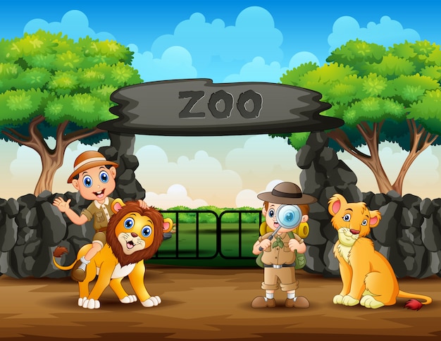Мальчики зоопарка и дикие животные в зоопарке