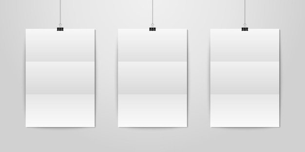 Poster di carta piegato a4 verticale bianco bianco realistico di tre vettori appeso a una corda con clip per raccoglitore impostato su mockup di parete bianca modello di progettazione di poster vuoto per mockup di grafica